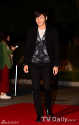 组图：《绅士》重聚韩片《占卜师》首映式