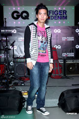 组图：柯有纶为服装助阵演出 透露新专辑12月发行