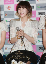 组图：少女时代记者会 成员白色蕾丝装性感亮相