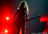 组图：麦当娜巡演柏林站 网袜露PP销魂竖中指