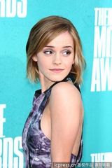 组图：艾玛亮相MTV电影奖 印染连衣裙秀玲珑身段