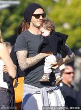 组图：贝克汉姆户外当模范奶爸 维多利亚在旁看护 