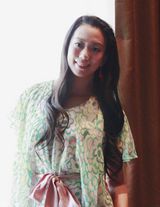 高清图：吴辰君街拍春意浓 印花连衣裙凸显活力