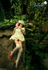 组图：江伊涵拍森林宣传片 化身性感丛林精灵