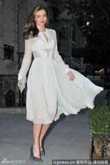 组图：米兰达-可儿白色透视礼服亮相 性感迷人