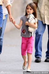 组图：小苏瑞与妈妈凯蒂牵手逛街