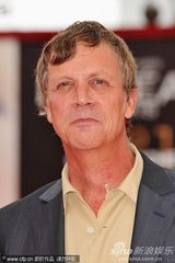 组图：《欲海情魔》首映 温丝莱特裙装贴身玲珑有致