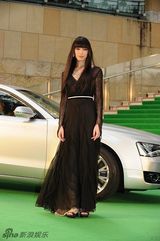 组图：栗山千明亮相绿毯 黑裙冷艳长发飘飘