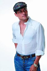 组图：吕良伟现代时尚写真 肌肉健硕风采依然