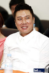 组图：裴涩琪等出席第15届保宁泥浆节活动