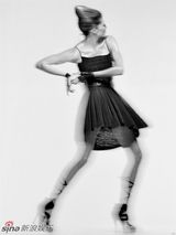 高清组图：吉赛尔-邦辰黑白写真 身材苗条