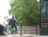 幻灯图：莱昂纳多与女友巴黎街头骑单车 大秀恩爱