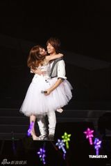 幻灯图：杨丞琳个唱与言承旭甜蜜拥抱 群星助阵观战