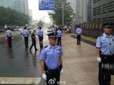 组图：李天一等被告5人乘坐警车抵达海淀法院