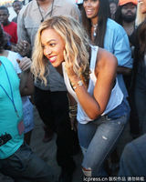 组图：碧昂斯背心牛仔裤亮相 街头搞怪引围观