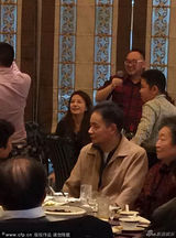 组图：赵薇素颜携老公回家过年 女儿小四月可爱