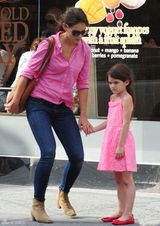 组图：凯蒂与苏瑞粉红母女装外出街边谈心