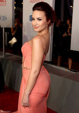 高清组图：黛米-洛瓦托粉色抹胸礼服爆乳亮相