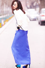 组图：张俪曝复古街拍大片 散发宝蓝爵士女人味