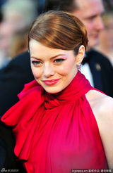 高清组图：奥斯卡红毯艾玛-斯通紫红色礼服亮相