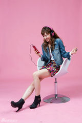 组图：韩笑星申宝拉登杂志封面 与可爱动物齐卖萌