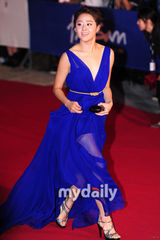 组图：文根英蓝色深v长裙性感亮相釜山红毯