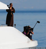 组图：卡戴珊携家人包游艇跳水度假 甘当摄影师