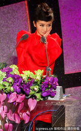 组图：金钟奖颁奖现场主持人陶晶莹红衣似火