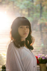 组图：香香白衣素颜拍大片 温馨浪漫秀动人一面