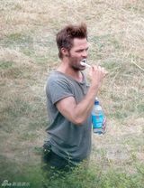 组图：克里斯-派恩新片扒衣露胸肌 罗比秀美腿