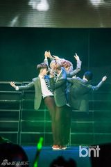 组图：SHINee与EXO-K等K-POP演唱会秀炫舞