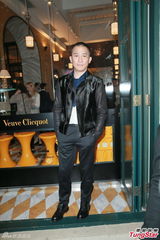 组图：梁朝伟学舞弃老婆陪 嘉玲称王菲享受单身