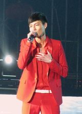 高清组图：冯铭潮放歌椰城 火红献唱《诠释爱》