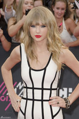 组图：泰勒亮相MMVA奖 紧身条纹裙秀身材曲线