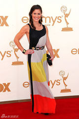 组图：63届艾美奖红毯 邦妮-本特利彩色长裙出挑