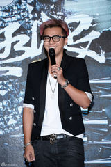 组图：罗志祥为演唱会造势 与美豹装舞者表演