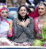 组图：玛丽昂亮相哈佛戏剧巡礼 被反串演员亲吻