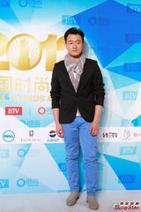 组图：时尚大典星光熠熠 黄渤嘻哈装亮相