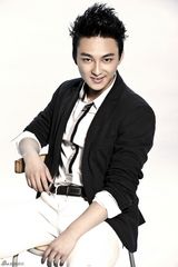 组图：邱爽首发俊朗写真 祈星王子变身花美男