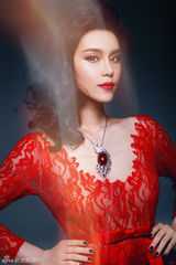 组图：韩丹彤红色魅影写真大片 演绎惊悚女王