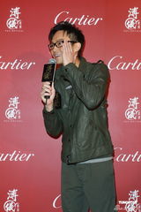 组图：熊黛林携手张智霖出席活动 大露背打扮抢镜