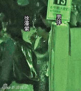 组图：徐濠萦夜店玩乐与猛男搂肩说笑