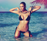组图：抖奶超模性感比基尼照曝光 巨波呼之欲出