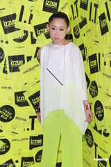 组图：何韵诗出席活动穿着个性 内地演贾宝玉