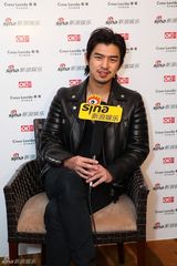 组图：新浪娱乐明星街拍盛典对话陈柏霖