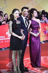 组图：《三个未婚妈妈》居文沛紫色长裙优雅