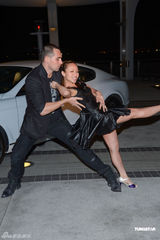 组图：郑融与外籍模特拍MV热舞走光