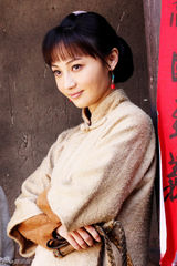 组图：《光荣大地》姚笛马靴长鞭造型展英气