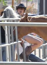 组图：MJ爱女帕丽斯与生母同游 热裤秀美腿