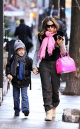 幻灯：莎拉-杰西卡-帕克携子外出 粉红皮包抢眼